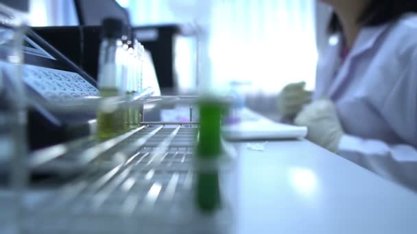 Científica Femenina Que Trabaja Realización Experimentos Laboratorio Investigación Para Desarrollar — Vídeo de stock