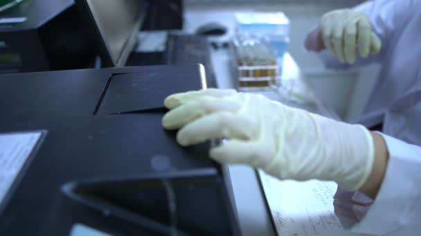 Ženský Vědec Pracující Laboratoři Experimentování Výzkum Pro Vývoj Produktů Koronavirus — Stock video