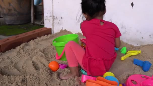 Маленькая Девочка Играет Песок Передней Части Дома Время Отдыха — стоковое видео