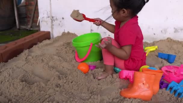 Kleine Mädchen Spielen Sand Vor Der Haustür Zeit Zum Entspannen — Stockvideo