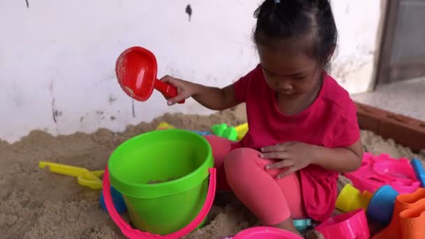 Menina Jogar Areia Frente Casa Tempo Para Relaxar — Vídeo de Stock