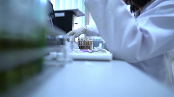 실험을 제품을 개발하기 연구하는 과학자 코로나 바이러스 — 비디오