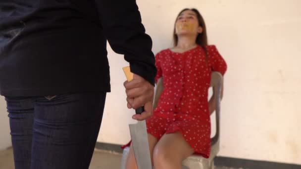 Kadın Fidyeci Elinde Bıçak Iple Bağlanmış Asyalı Rehine Kadını Tehdit — Stok video