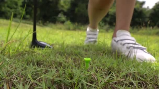 Golfista Donna Che Gioca Golf Luminosa Giornata Estiva Concetto Sport — Video Stock