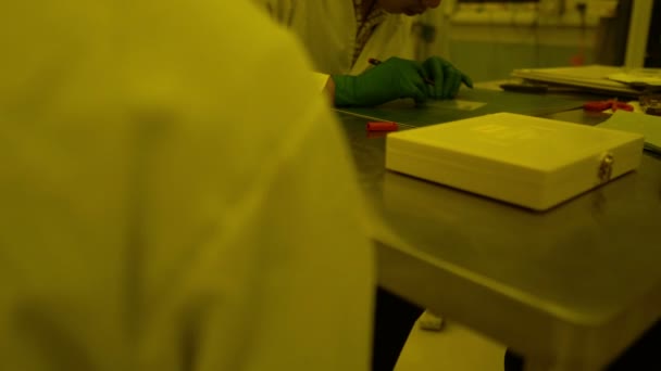 Científicos Asiáticos Que Trabajan Laboratorio Amarillo Investigadores Que Buscan Resultados — Vídeo de stock