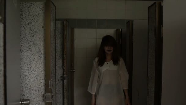 Porträt Einer Asiatischen Frau Schminken Geistergesicht Horrorszene Gruseliger Hintergrund Halloween — Stockvideo