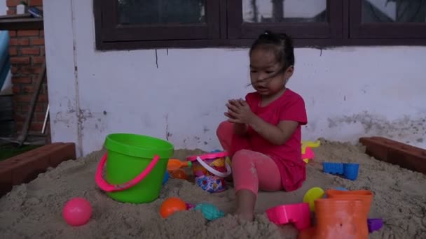 Маленька Дівчинка Грає Пісок Передньому Домі Час Відпочинку — стокове відео