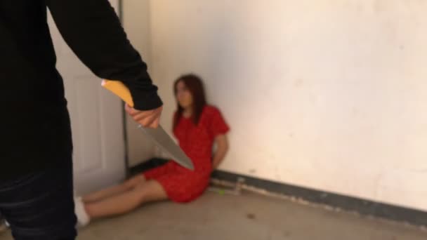 Secuestrador Mujer Sosteniendo Cuchillo Amenazar Asiático Rehén Mujer Delimitada Con — Vídeos de Stock