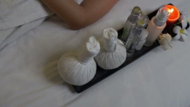 Asyalı güzel kadın kaplıcada dinleniyor. 