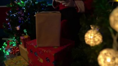 Noel Baba, çocuk için evdeki Noel festivalinde masal okuyor.