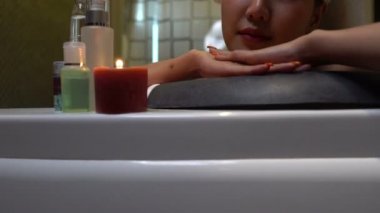 Asyalı güzel kadın kaplıcada dinleniyor. 