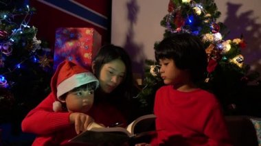 Mutlu aile evde birlikte Noel festivalinin tadını çıkarıyor.
