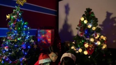 Mutlu aile evde birlikte Noel festivalinin tadını çıkarıyor.