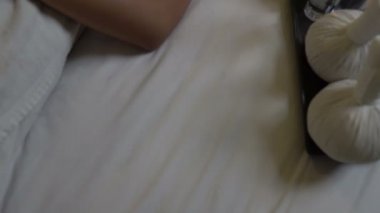 Asyalı güzel kadın kaplıcada dinleniyor. 