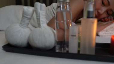 Asyalı güzel kadın kaplıcada dinleniyor. 