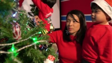 Mutlu aile evde birlikte Noel festivalinin tadını çıkarıyor.