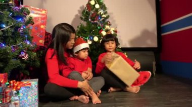 Mutlu aile evde birlikte Noel festivalinin tadını çıkarıyor.