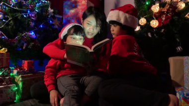 Mutlu aile evde birlikte Noel festivalinin tadını çıkarıyor.