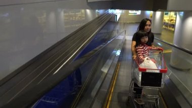 Anne ve kızı alışveriş merkezinden sonra arabaya dönüyorlar.