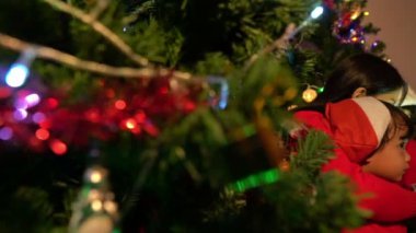 Mutlu aile evde birlikte Noel festivalinin tadını çıkarıyor.
