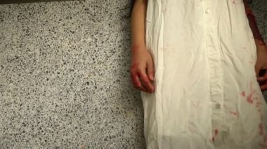 Asyalı kadın portresi, hayalet yüzü, korku sahnesi, korkunç arka plan, Cadılar Bayramı konsepti. 