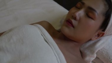 Asyalı güzel kadın kaplıcada dinleniyor. 