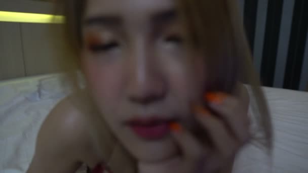 Schöne Asiatische Frau Posiert Auf Bett Hause — Stockvideo