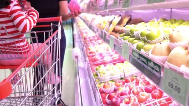 Mutter Und Süße Tochter Suchen Produkte Supermarkt Aus — Stockvideo