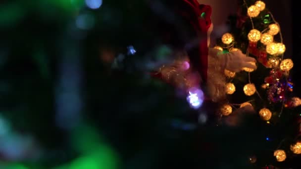 Портрет Санта Клауса Украшают Елку Доме — стоковое видео