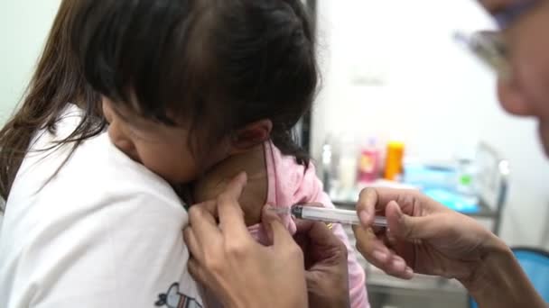 Γιατρός Κάνει Εμβολιασμό Υπέροχο Κορίτσι Στο Νοσοκομείο — Αρχείο Βίντεο