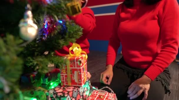 Щаслива Сім Насолоджується Різдвяним Фестивалем Разом Вдома — стокове відео