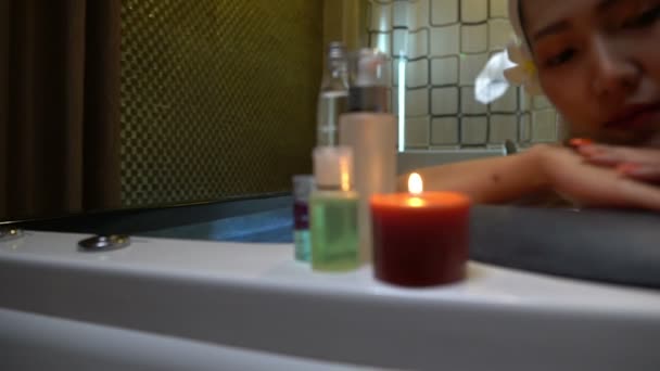 Asiática Bela Mulher Relaxante Salão Spa — Vídeo de Stock