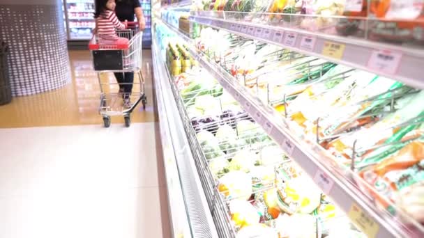 Мать Милая Дочь Выбирают Продукты Супермаркете — стоковое видео