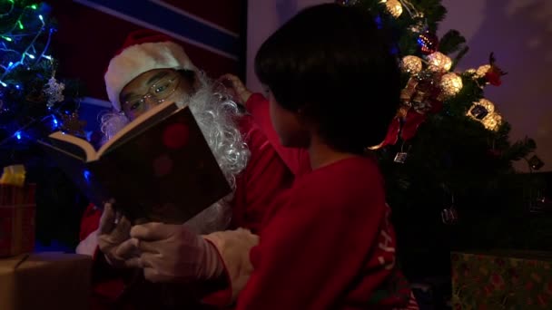 Conto Leitura Cláusula Santa Para Criança Festival Natal Casa — Vídeo de Stock