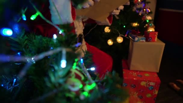 Portrait Des Weihnachtsmannes Liest Papier Und Checkt Den Namen Der — Stockvideo