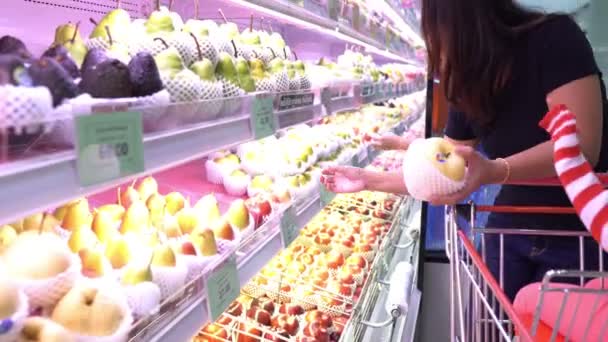 妈妈和可爱的女儿在超级市场选购商品 — 图库视频影像