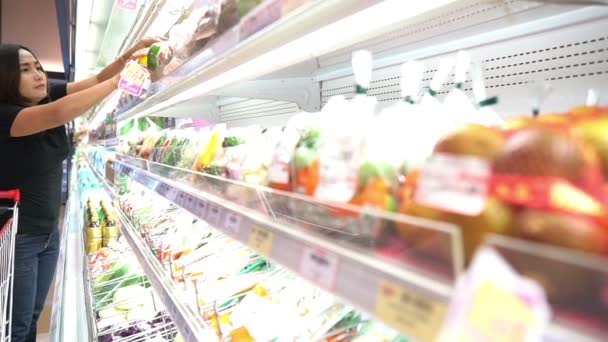 Madre Linda Hija Eligiendo Productos Supermercado — Vídeos de Stock