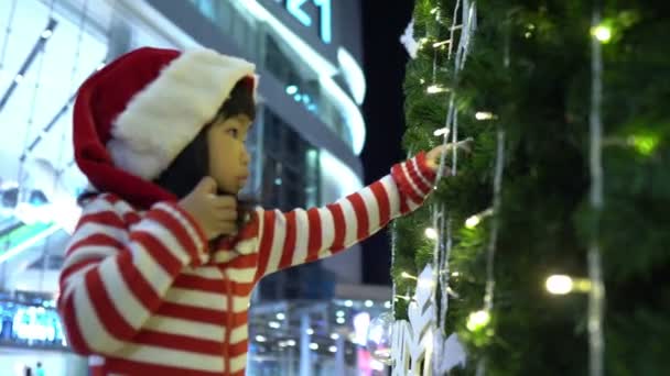 Retrato Linda Niña Asiática Con Sombrero Santa Posando Cerca Del — Vídeo de stock