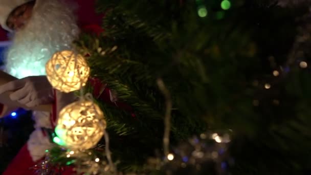 Portrait Des Weihnachtsmannes Liest Papier Und Checkt Den Namen Der — Stockvideo