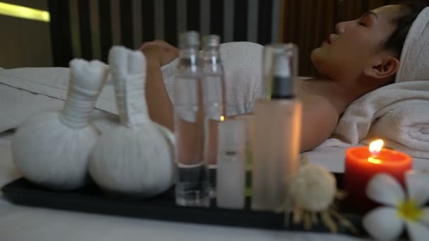 Asiática Bela Mulher Relaxante Salão Spa — Vídeo de Stock