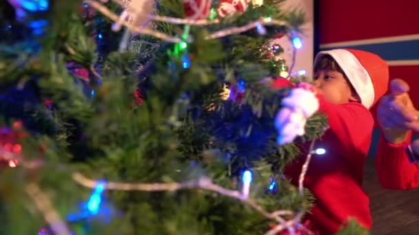 Ευτυχισμένη Οικογένεια Απολαμβάνοντας Χριστουγεννιάτικο Φεστιβάλ Μαζί Στο Σπίτι — Αρχείο Βίντεο