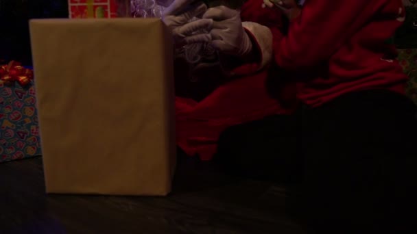 Санта Клаус Читает Сказку Малыша Празднике Дома — стоковое видео