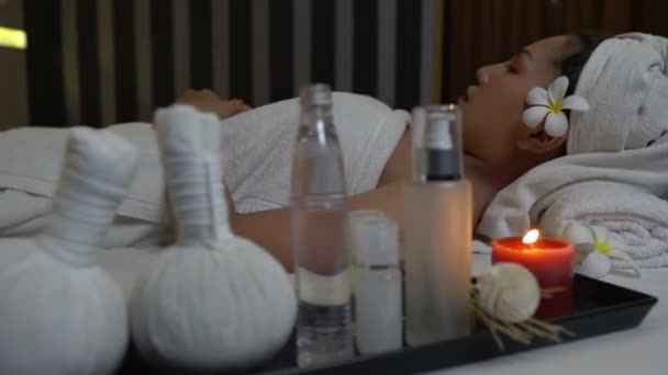 Asiático Hermosa Mujer Relajante Spa Salon — Vídeo de stock