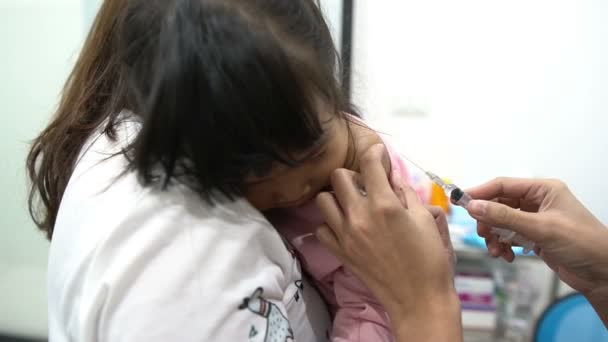 入院中の素敵な女の子に予防接種をする医師 — ストック動画