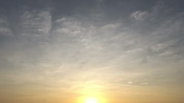 Okyanus üzerindeki renkli gün batımı manzarası, tatil konsepti 