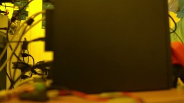 Laboratuvarda çalışan koruyucu toz kıyafeti giyen bilim adamları