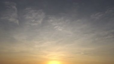 Okyanus üzerindeki renkli gün batımı manzarası, tatil konsepti 