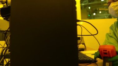 Laboratuvarda çalışan koruyucu toz kıyafeti giyen bilim adamları