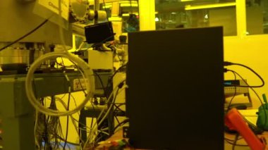 Laboratuvarda çalışan koruyucu toz kıyafeti giyen bilim adamları