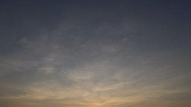 Okyanus üzerindeki renkli gün batımı manzarası, tatil konsepti 